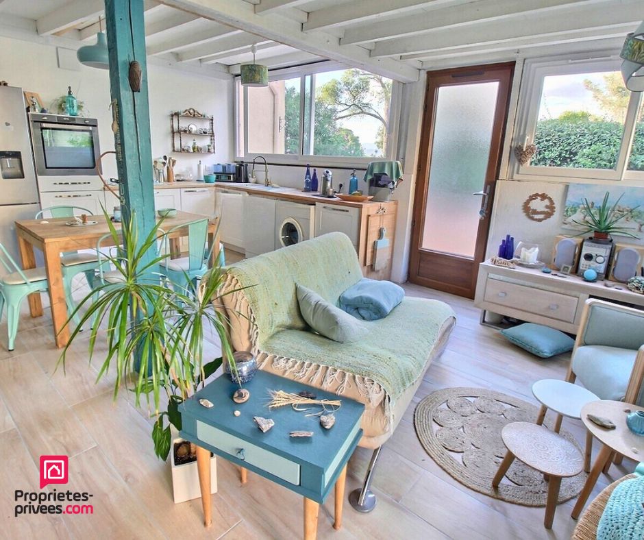 FREJUS Très beau RDJ d'environ 77m²  proche de la mer ! 3