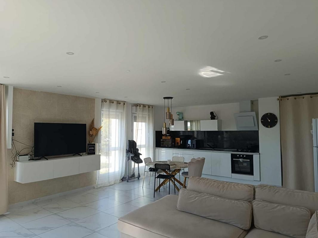 PORT-DE-BOUC Appartement Port De Bouc 3 pièce(s) 70 m2 Place de parking 3