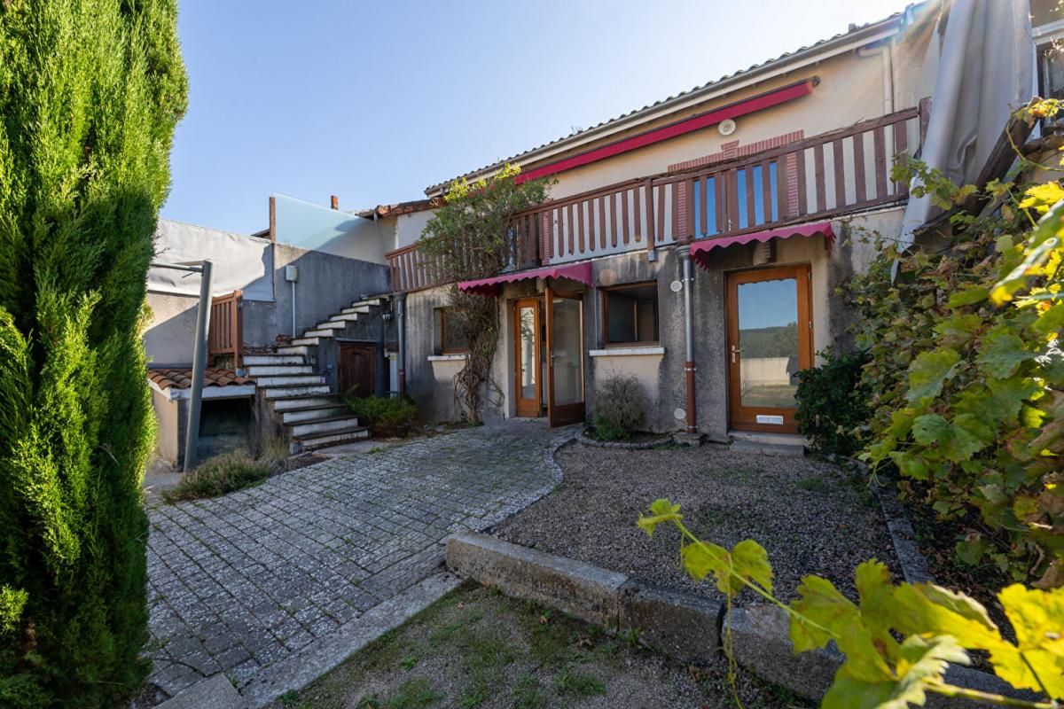 PANISSIERES immeuble de caractère de 270 m² au coeur d'un village dynamique 1