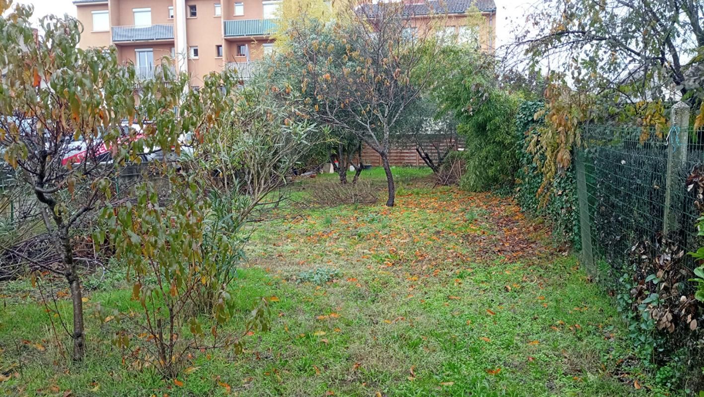 Garages et Terrain constructible 532 m2