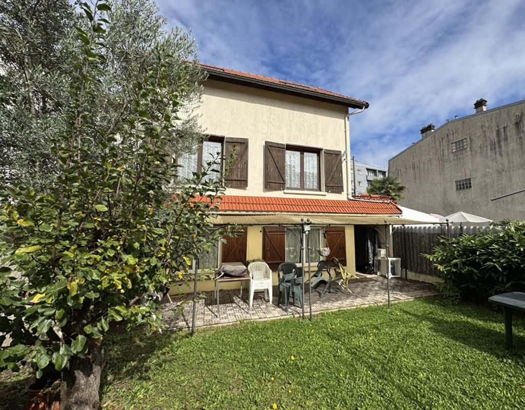 Villejuif - Maison familiale - 7 pièces 147 m2 - sans mitoyenneté - terrain 229m2