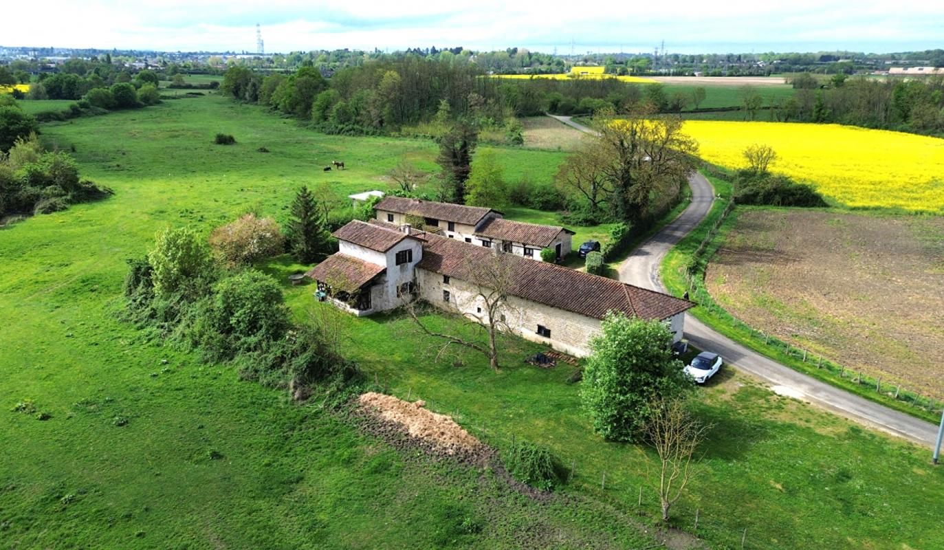 VIRIAT Propriété d' Exception en Pierres et chambres hôtes sur 1.5 ha 1