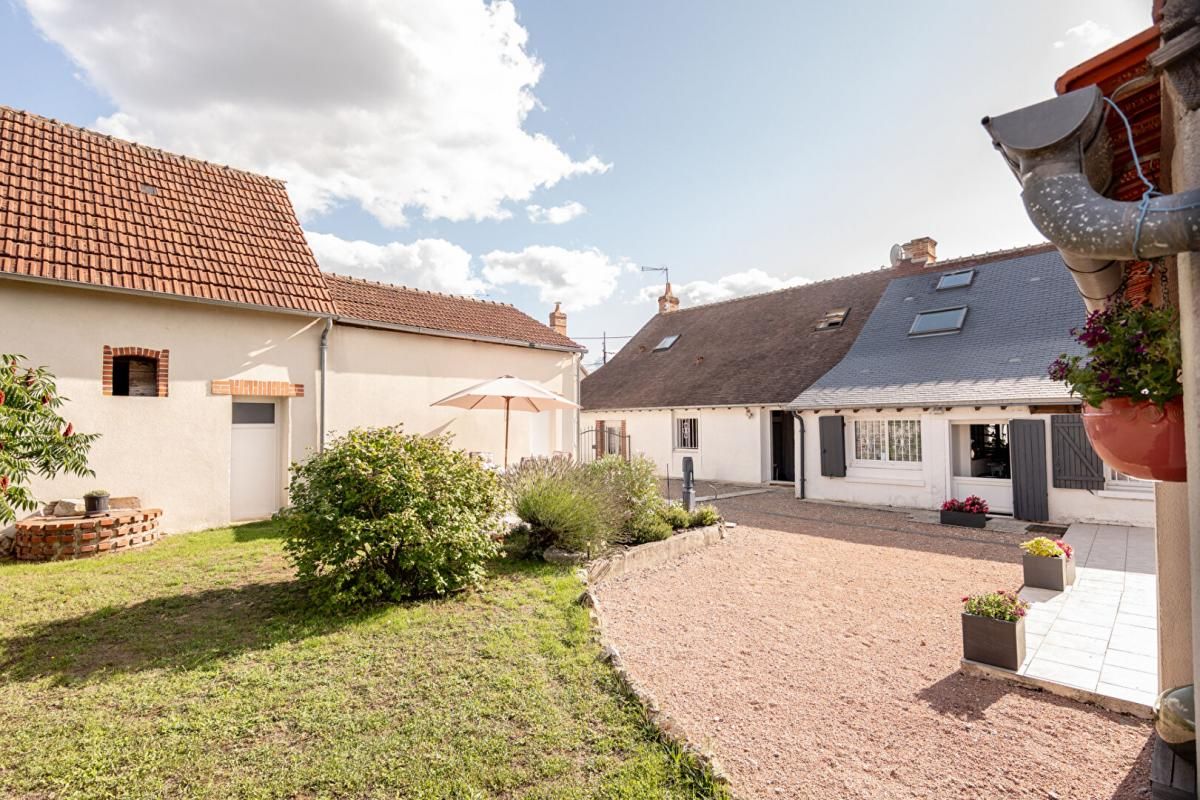 LIEUX UNIQUES ® GROUPE PROPRIETES PROPOSE DEUX MAISONS DE VILLE DE 143 ET 43 M² - TERRAIN 1.197 M² - ROMORANTIN