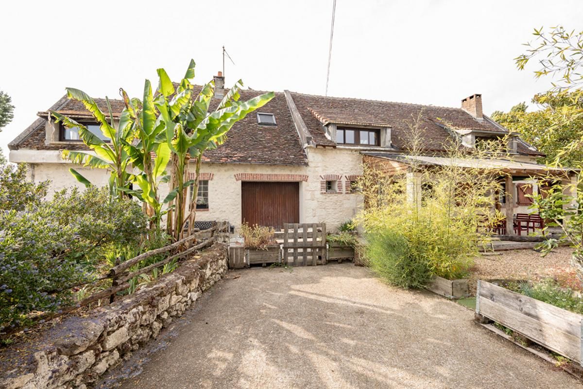 LIEUX UNIQUES ® - PROPRIÉTÉS PRIVÉES PROPOSE TRES BELLE LONGÈRE ENTIEREMENT RENOVÉE À CHOUSSY 167 M² TERRAIN : 5100 M²