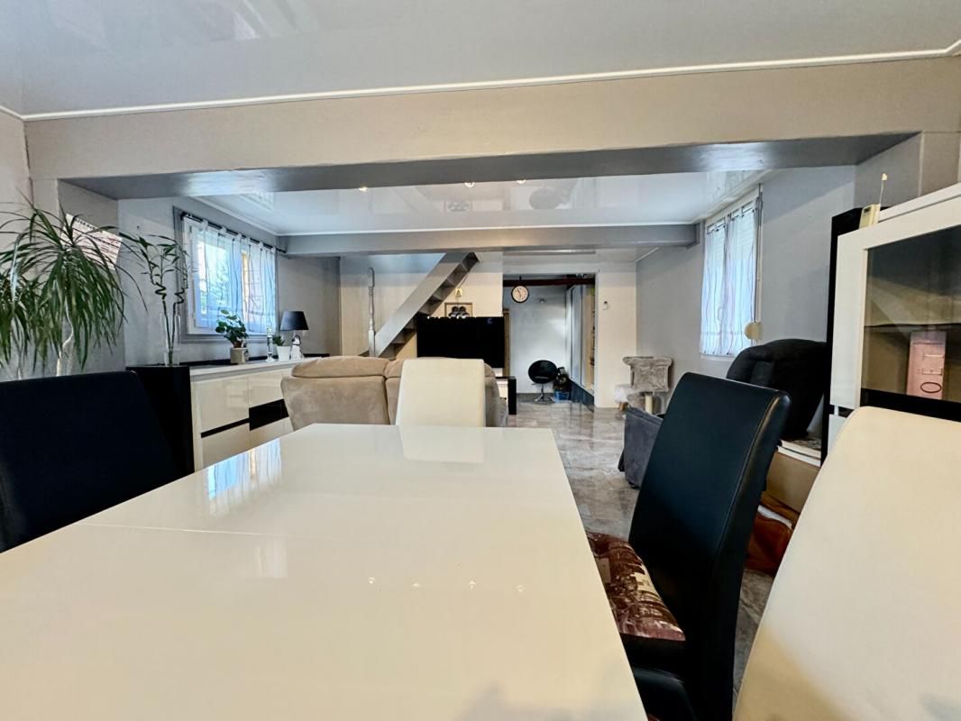 ROGY Longère entièrement rénovée, 175m2 (225m2 SU) 4 chambres avec studio indépendant ROGY (20mn d'Amiens ) 3
