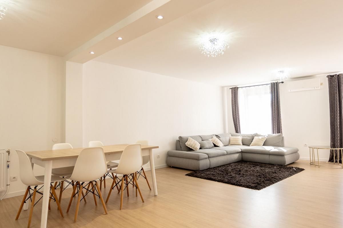 BLOIS LIEUX UNIQUES -  PROPRIÉTÉS PRIVÉES - PROPOSE TRES JOLIE MAISON DE VILLE DE 208 M² ET SA COUR INTERIEURE - GARE 800 M À PIED 1