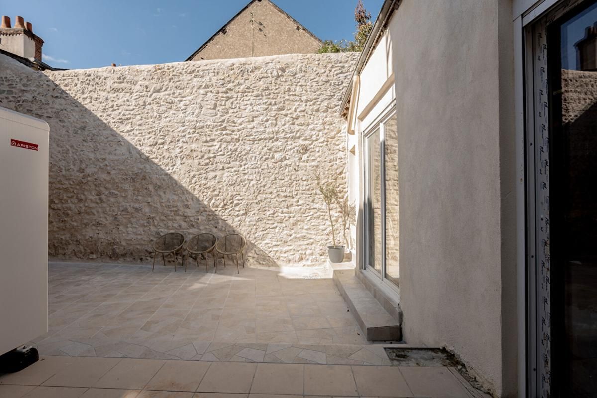 BLOIS LIEUX UNIQUES -  PROPRIÉTÉS PRIVÉES - PROPOSE TRES JOLIE MAISON DE VILLE DE 208 M² ET SA COUR INTERIEURE - GARE 800 M À PIED 3