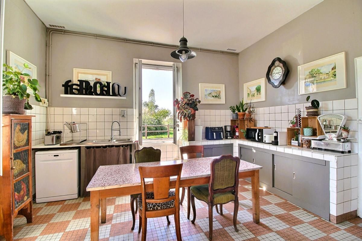 SAINT-LOUIS-DE-MONTFERRAND Maison familiale en pierre de 211 M² avec cachet et potentiel 3