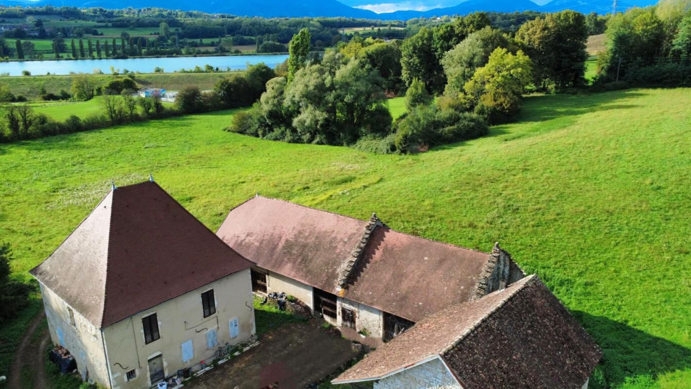 VIRIGNIN Rare propriété en Pierre avec dépendances 1
