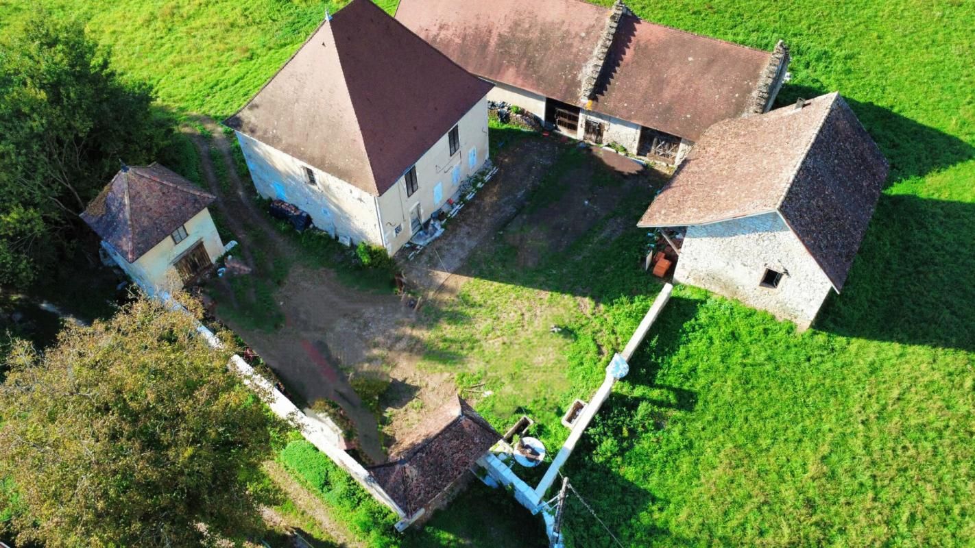 VIRIGNIN Rare propriété en Pierre avec dépendances 3