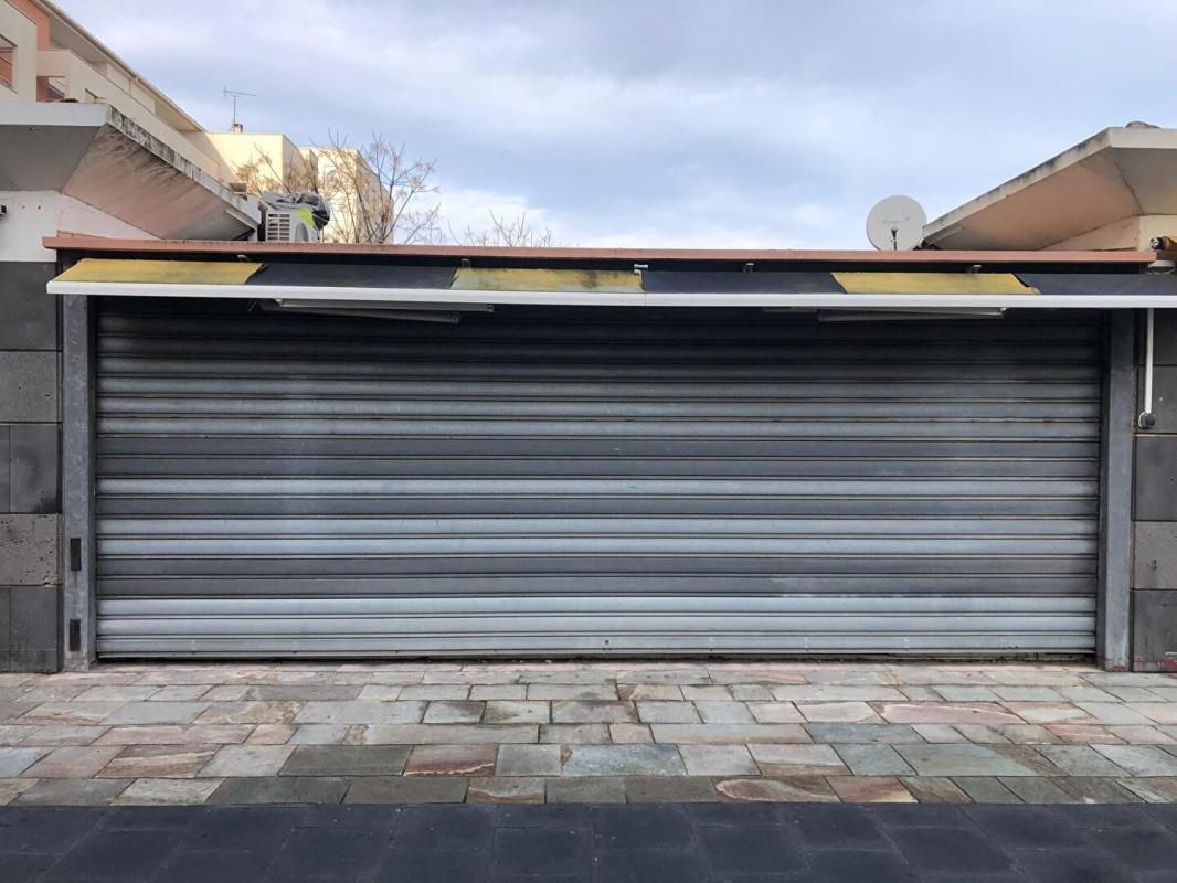 AGDE 34300 AGDE - MURS COMMERCIAUX LIBRES, Local 40 m² avec terrasse 2