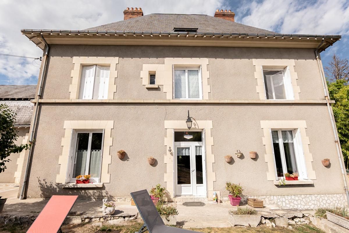 COUFFY LIEUX UNIQUES ® - PROPRIÉTÉS PRIVÉES Blois-Chambord PROPOSE DEUX MAISONS DES ANNEES 50 SUR 4.6 HA DE TERRAIN 1