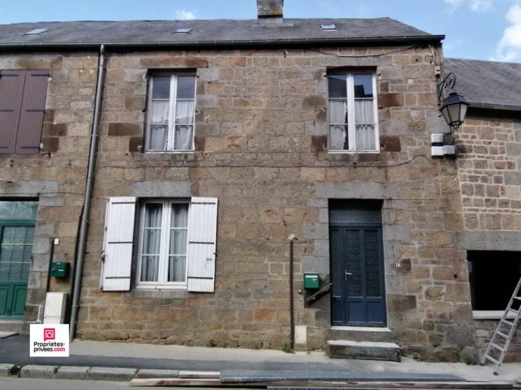 CARROUGES (61320) Maison de bourg, 4 pièces, 3 chambres , 75 m2 environ PRIX 44 500  honoraires 11,25% inclus à la charge de l'acquéreur, soit 40 000 hors honoraires