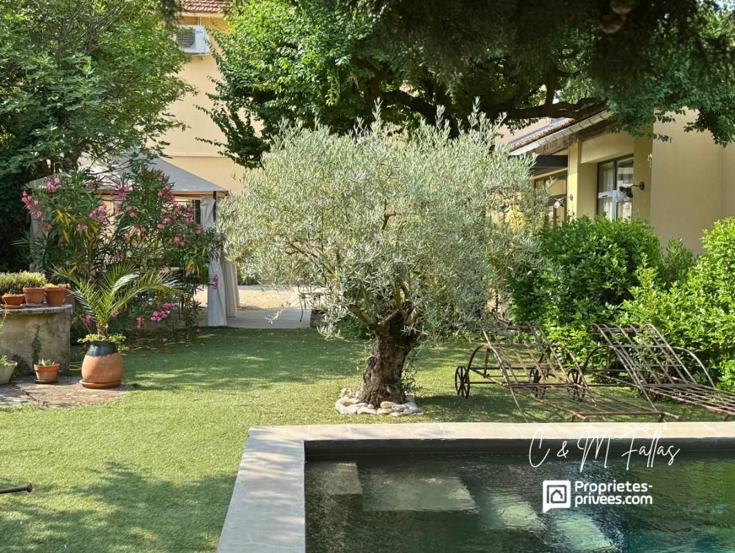 VAISON-LA-ROMAINE Elégante bâtisse avec 2 appartements de plain pied, jardin paysagé et piscine chauffée 3