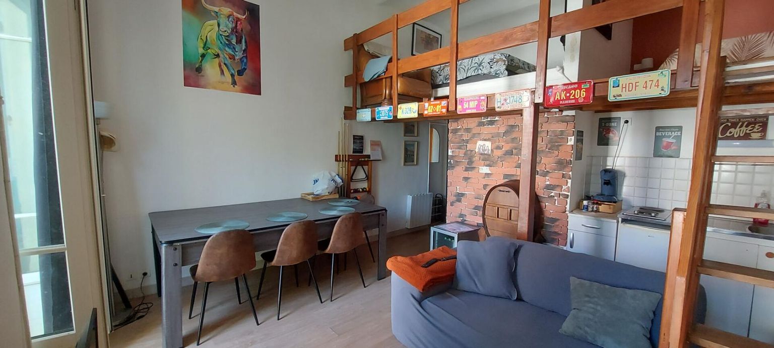 NIMES 30.GARD.NIMES.Charmant studio en duplex avec terrasse, quartier Notre-Dame 1