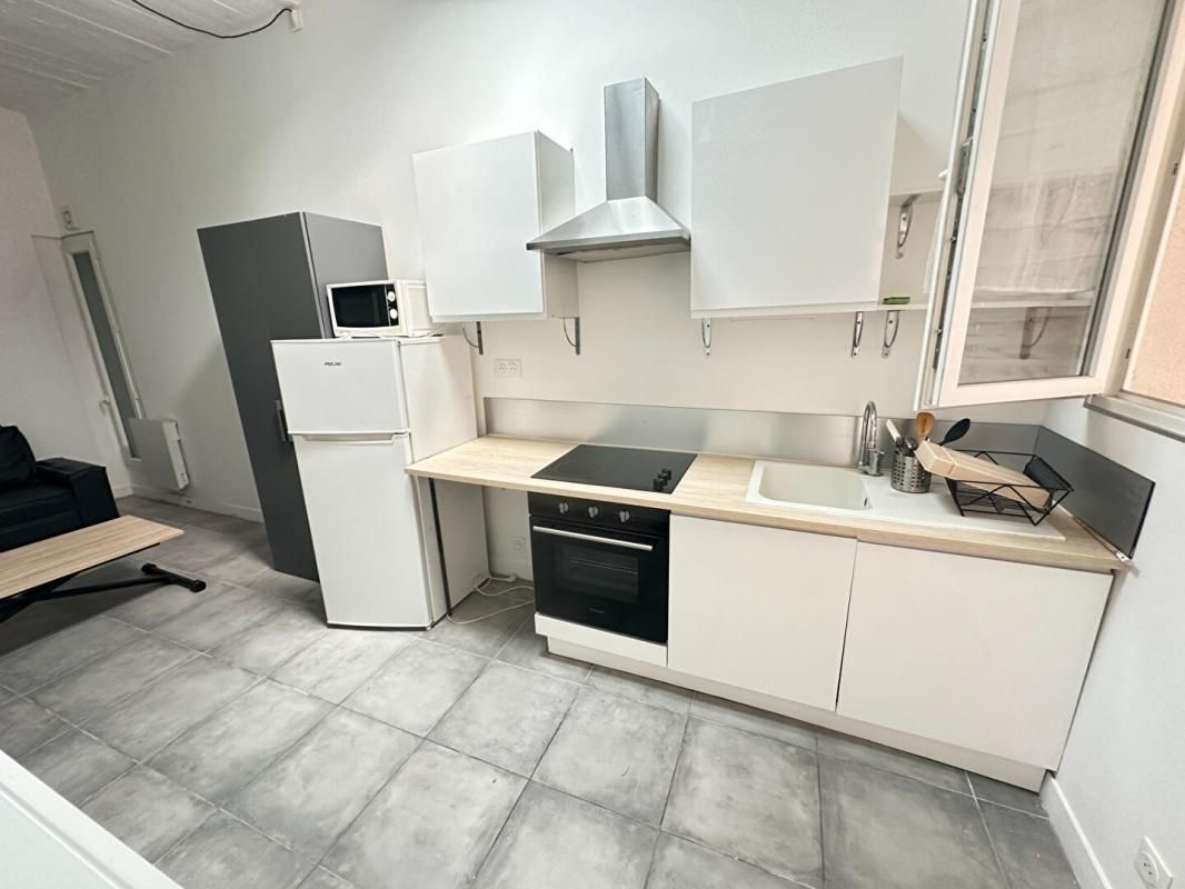 SALON-DE-PROVENCE À louer Studio entièrement rénové  au centre-ville 2