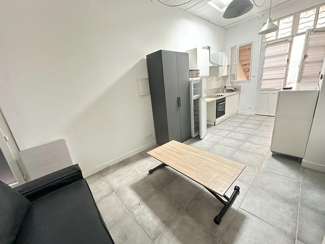 SALON-DE-PROVENCE À louer Studio entièrement rénové  au centre-ville 3