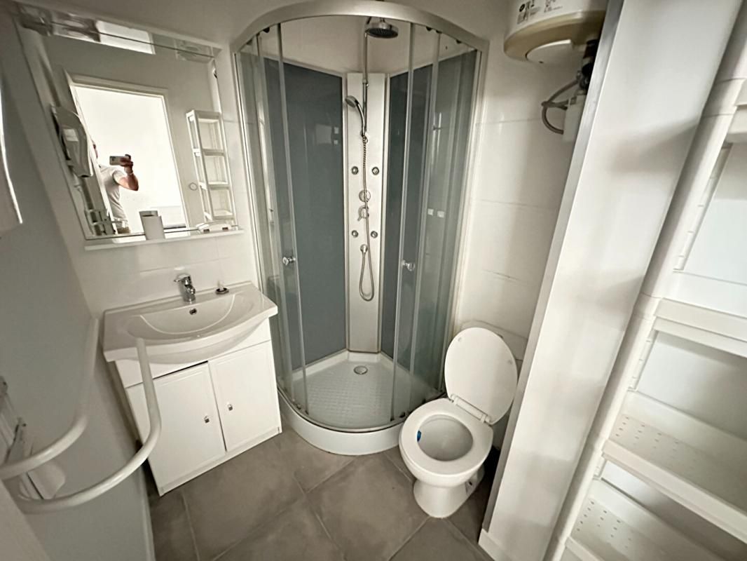 SALON-DE-PROVENCE À louer Studio entièrement rénové  au centre-ville 4