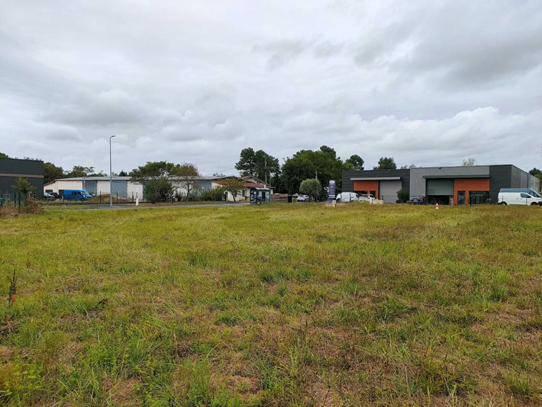 YVRAC TERRAIN A BATIR POUR BATIMENT COMMERCIAL / SERVICES 1