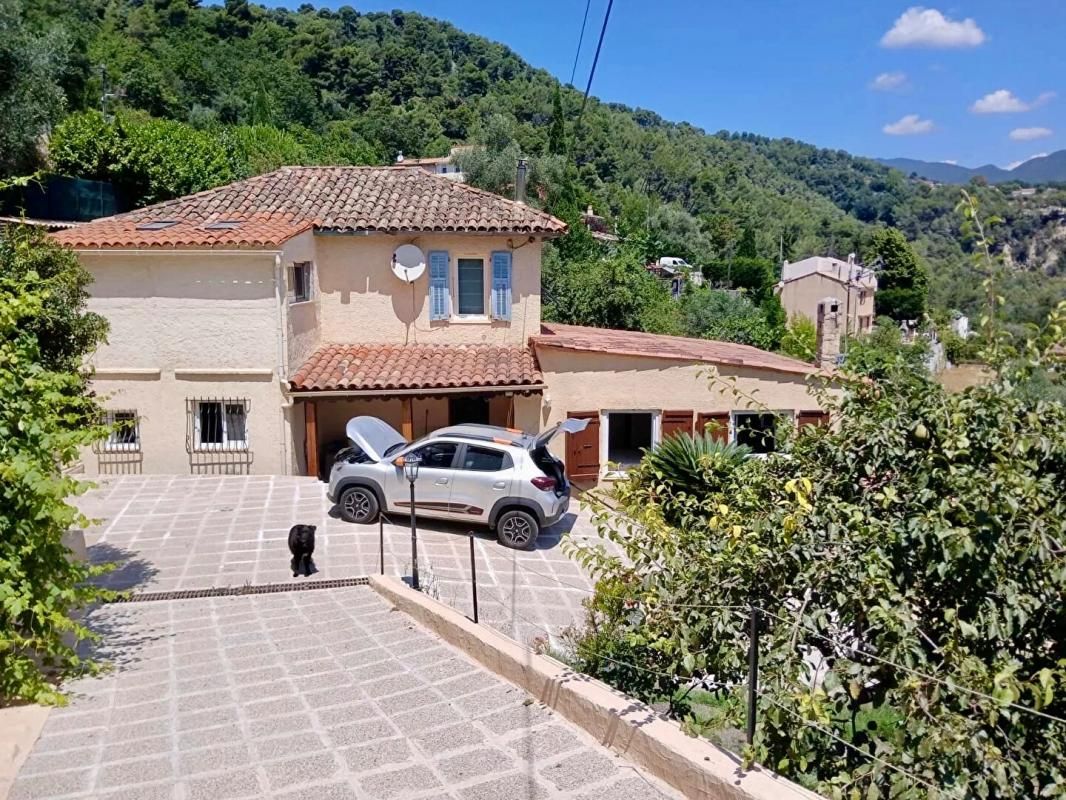 TOURRETTE-LEVENS Bas de villa familial, 2 appartements Tourrette Levens 5 pièces 120 m2, terrain 2600m2 2