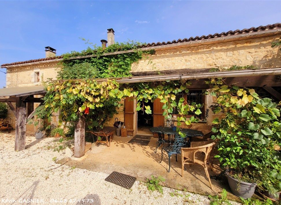 MONTBRON MONTBRON (16220) : Maison de 154m2 habitable avec terrain de 9ha 1