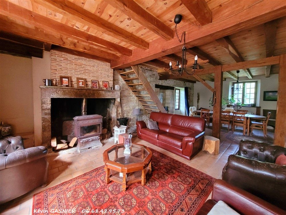 MONTBRON MONTBRON (16220) : Maison de 154m2 habitable avec terrain de 9ha 4