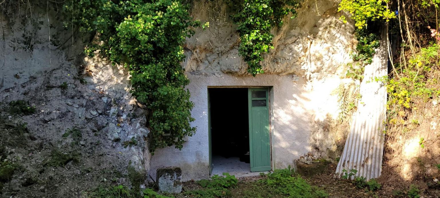 LES ROCHES-L'EVEQUE ENSEMBLE DE CAVES ET TERRAINS 2