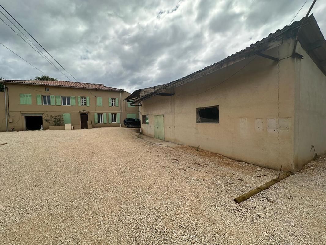 Ancien corps de ferme avec hangar