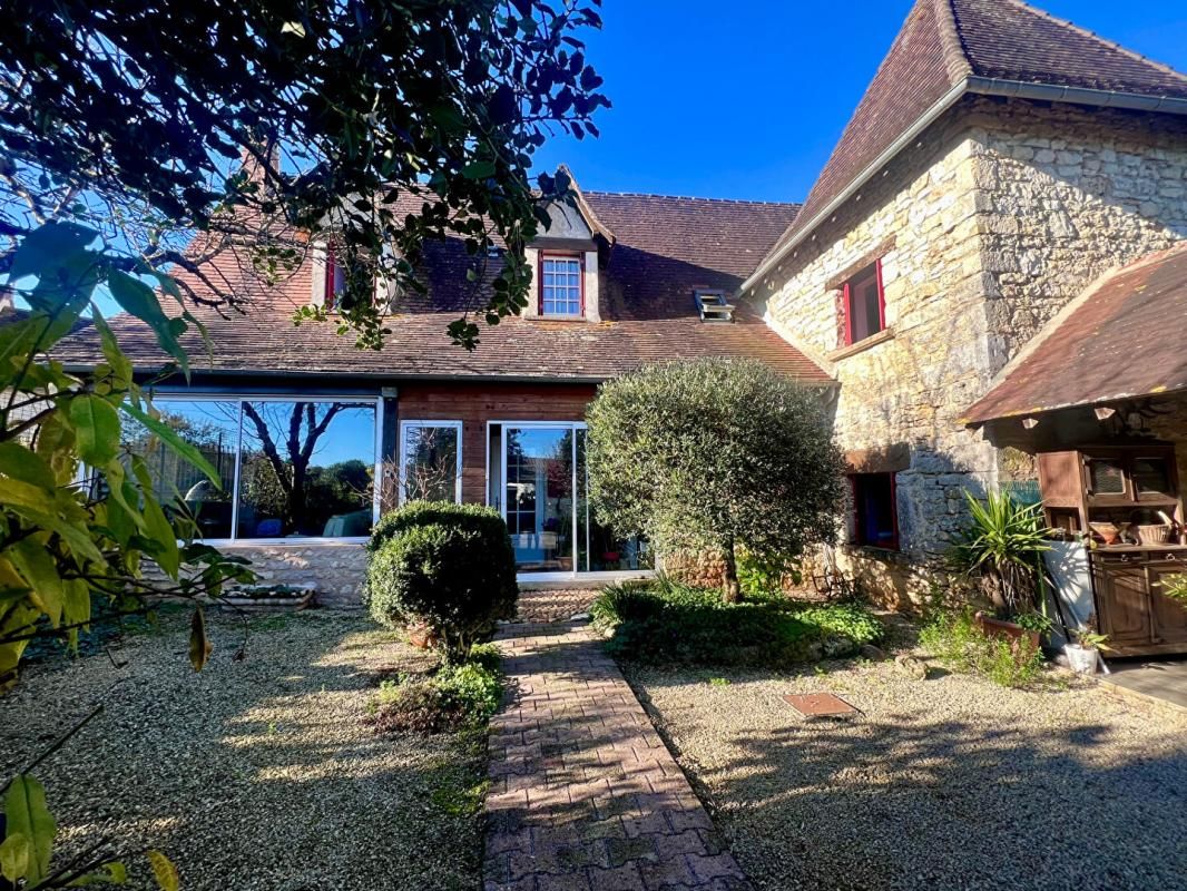 COULAURES Maison de Charme à Coulaures de 105m² 1