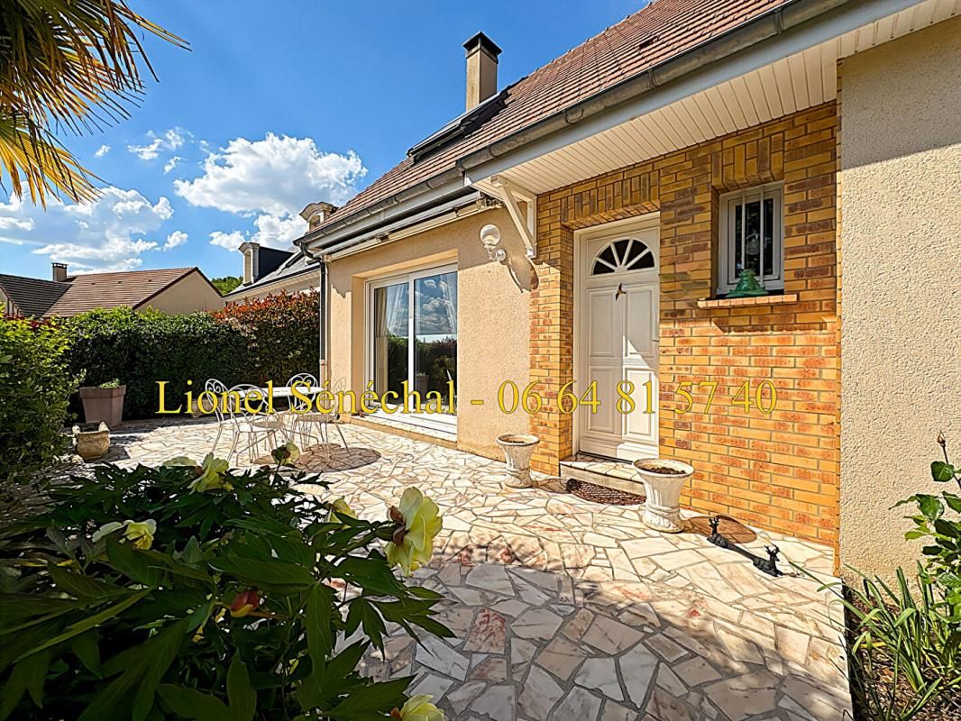 LE MANS Maison lumineuse et peu énergivore de 8 pièces de 135 m2 habitables avec un double garage sur une parcelle de plus de 500 m2 2
