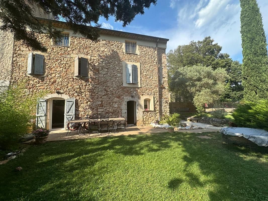 SAINT-MAXIMIN-LA-SAINTE-BAUME Bâtisse du XIXème siècle en pierres 2