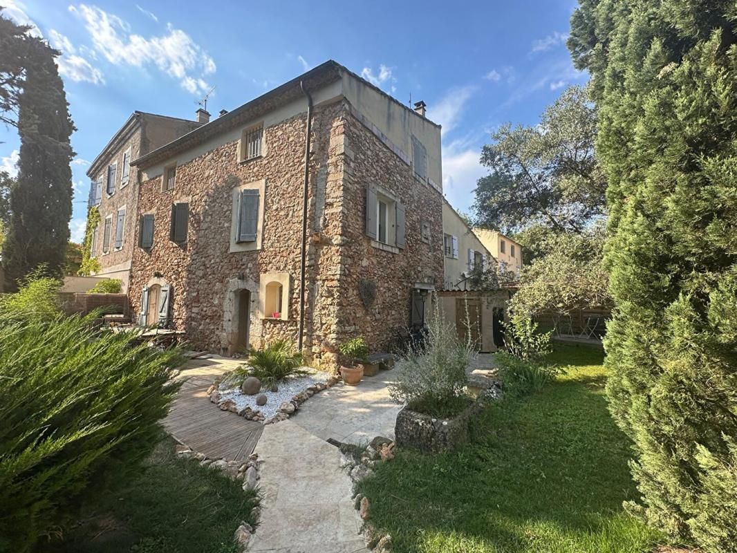 SAINT-MAXIMIN-LA-SAINTE-BAUME Bâtisse du XIXème siècle en pierres 3
