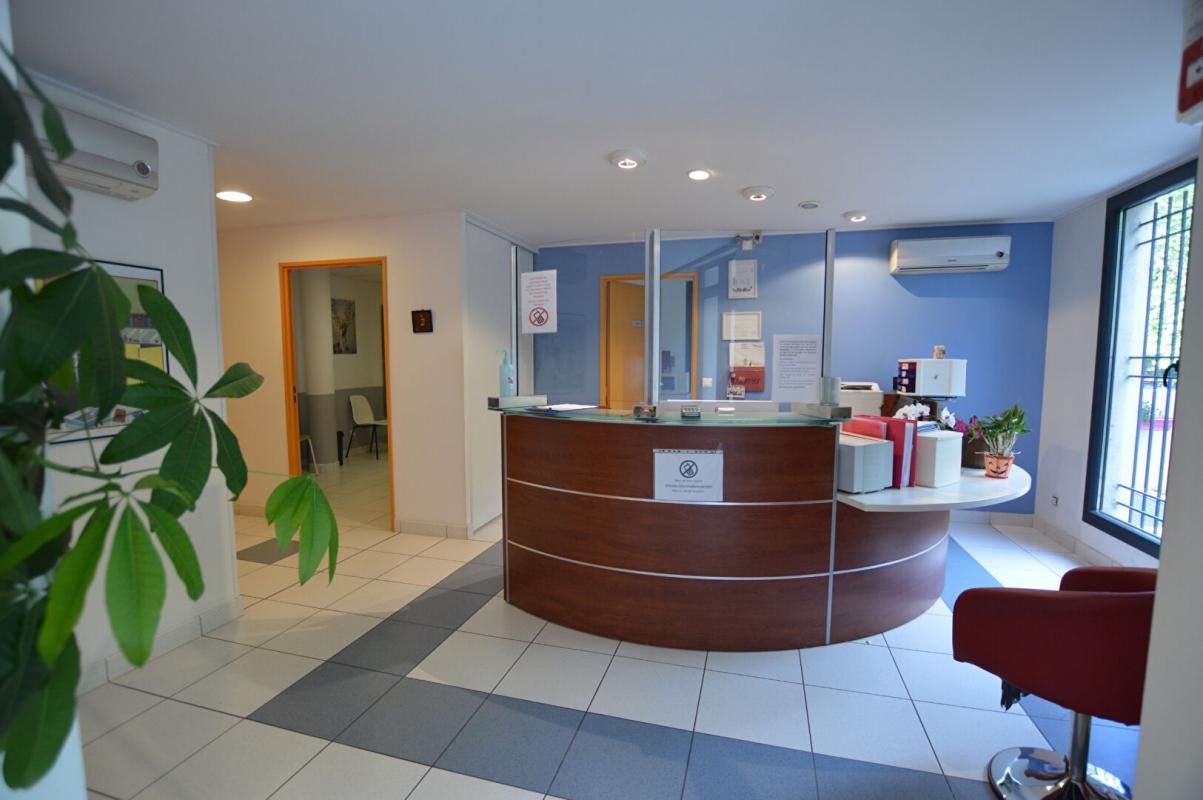 MONTPELLIER SECTEUR MONTPELLIER - Murs Commerciaux 143m²  avec 2 fauteils de chirurgien Dentiste 2