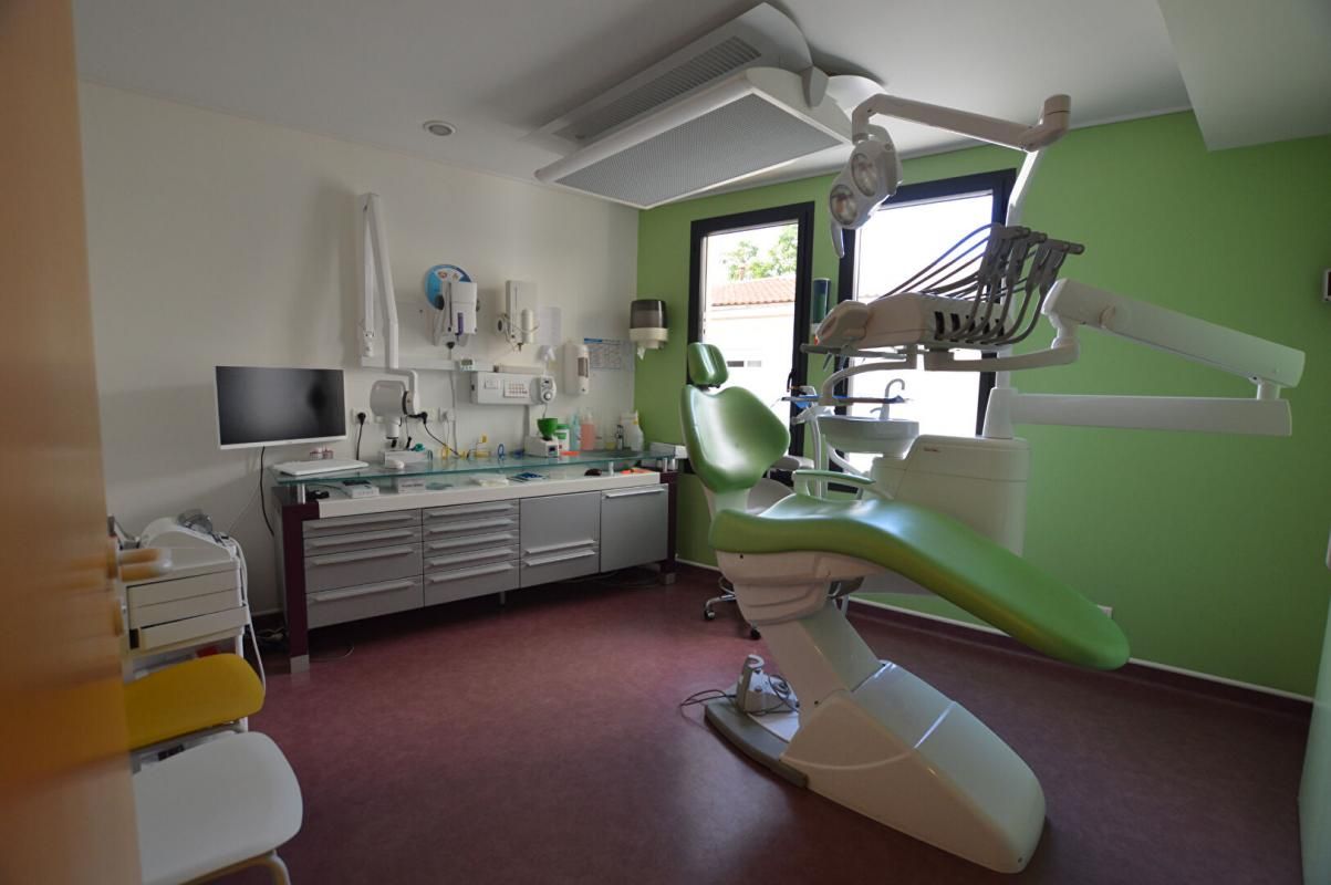 MONTPELLIER SECTEUR MONTPELLIER - Murs Commerciaux 143m²  avec 2 fauteils de chirurgien Dentiste 3