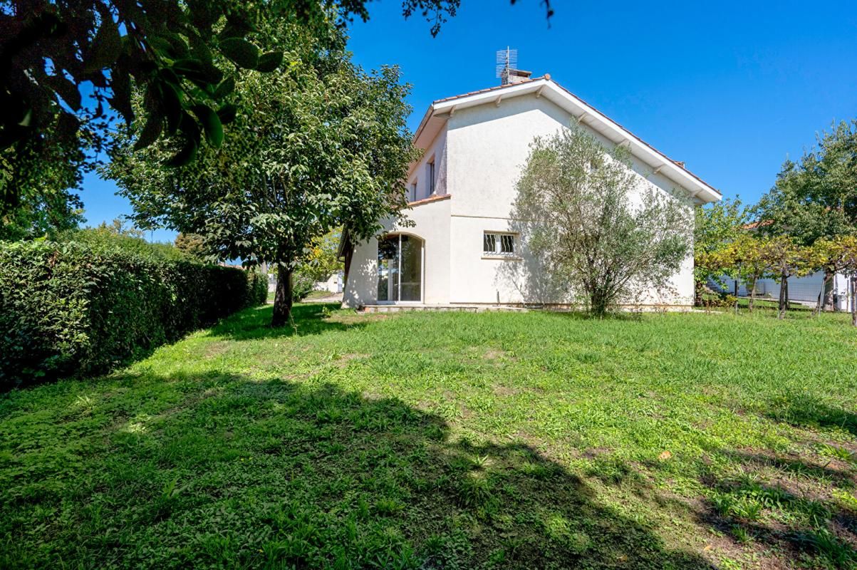 TRESSES Maison familiale à Tresse Centre, 147m2 et garage 30m2 4