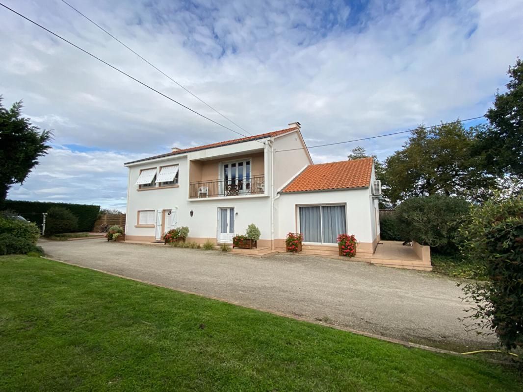 SAINT-HILAIRE-DE-CHALEONS MAISON SAINT HILAIRE DE CHALÉONS 44680 - 185 M² - 4 CHAMBRES - BUDGET 343 200  HAI 1