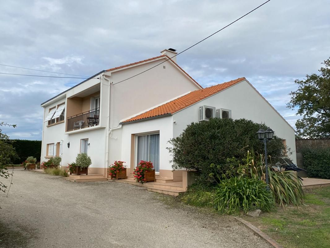 SAINT-HILAIRE-DE-CHALEONS MAISON SAINT HILAIRE DE CHALÉONS 44680 - 185 M² - 4 CHAMBRES - BUDGET 343 200  HAI 2