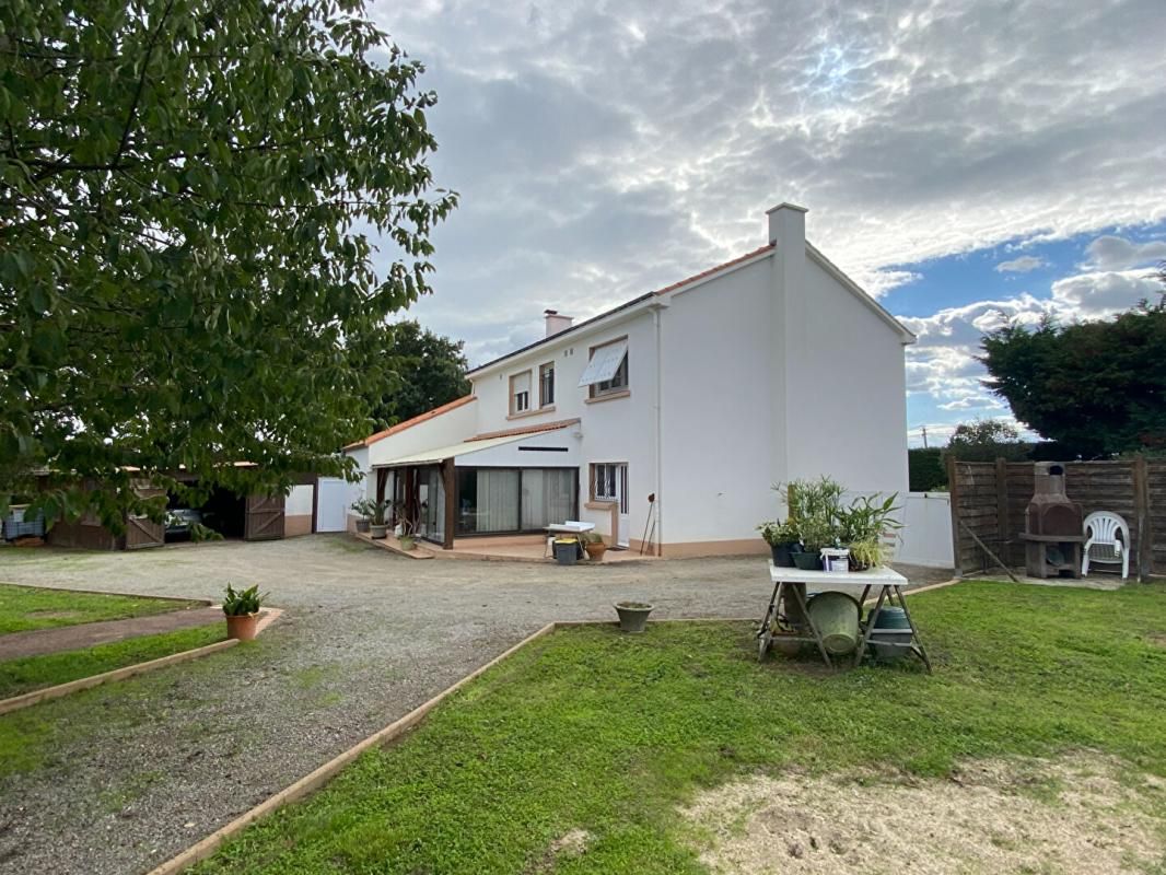 SAINT-HILAIRE-DE-CHALEONS MAISON SAINT HILAIRE DE CHALÉONS 44680 - 185 M² - 4 CHAMBRES - BUDGET 343 200  HAI 3