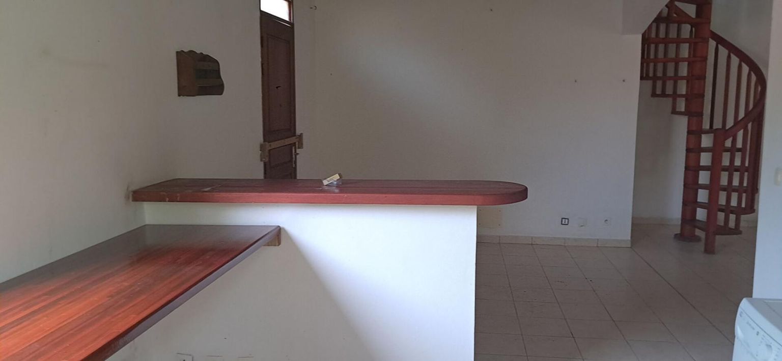 CAPESTERRE-DE-MARIE-GALANTE Capesterre Marie-Galante T5 à louer non meublé 1