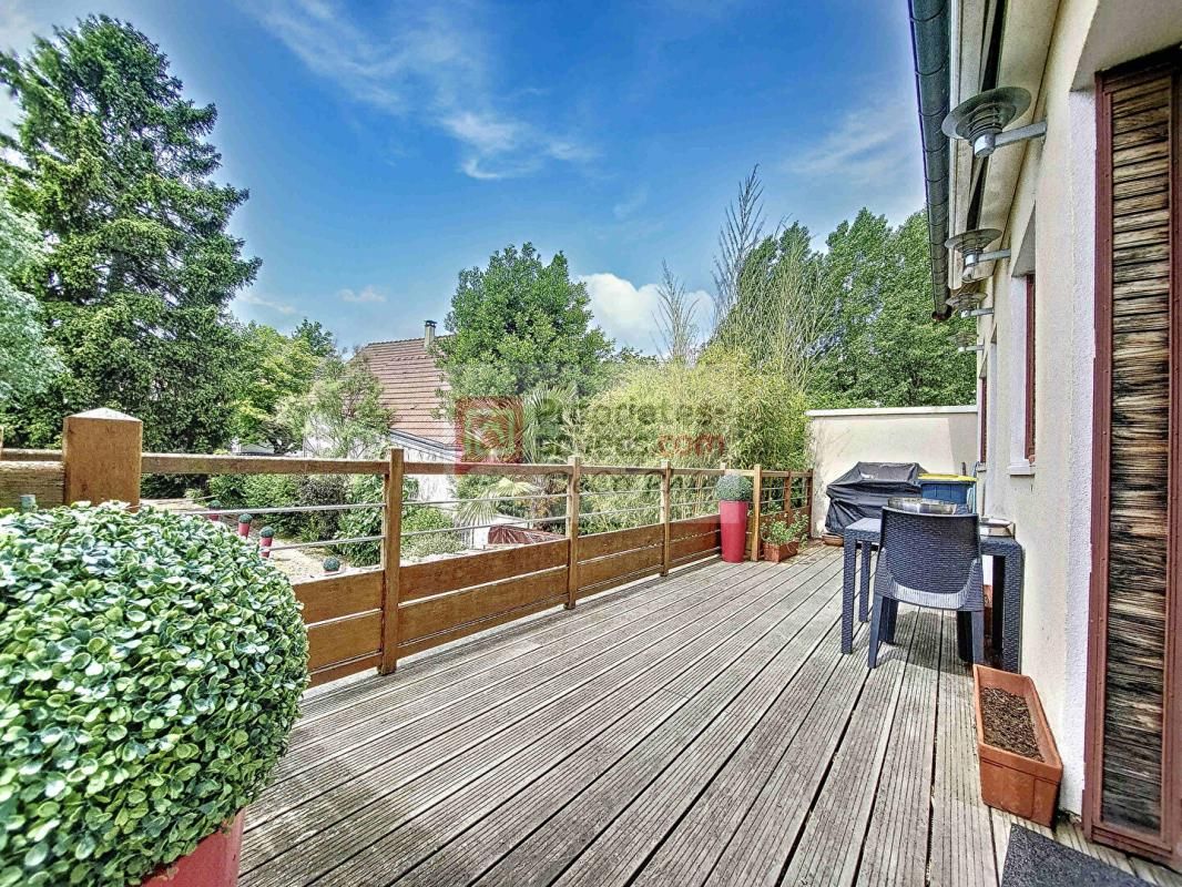 Maison  7 pièces  185 m2  Terrasse et jardin sud - Le Chesnay proche Versailles