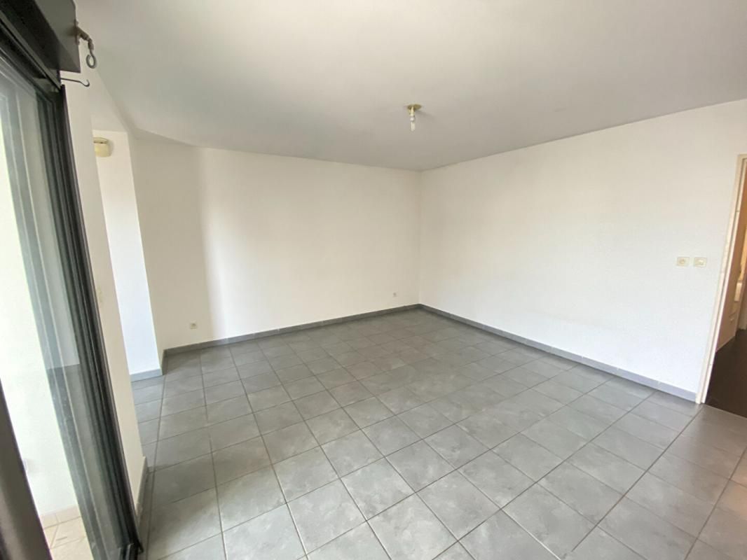 SAINT-DENIS Appartement T2 de 51 m² avec varangue de 9 m² proche du CHU de Bellepierre 97400 3