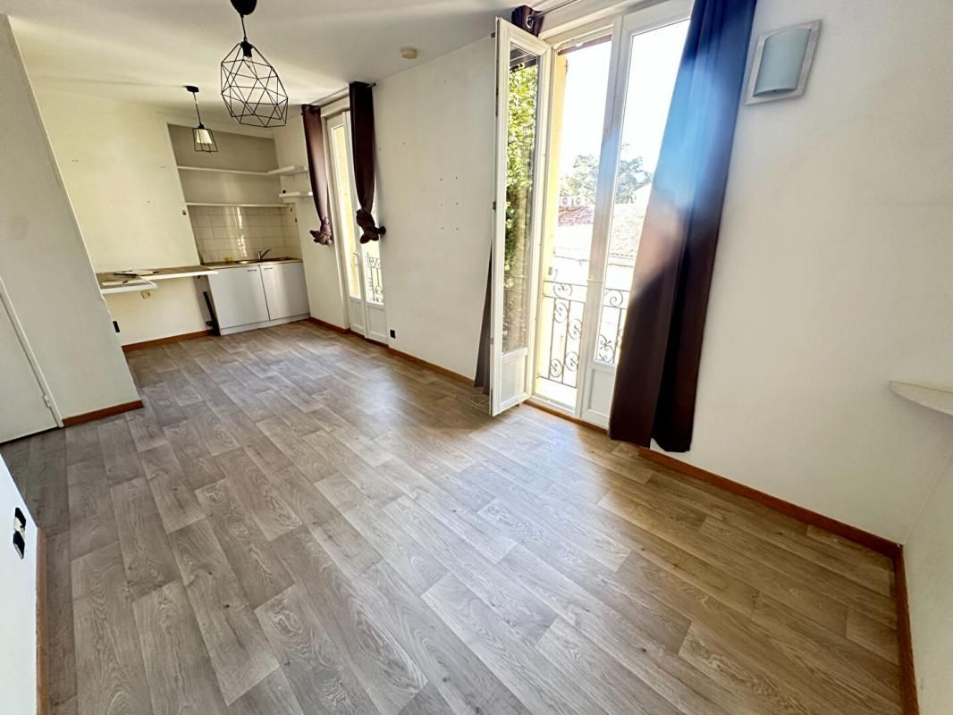 SALON-DE-PROVENCE Studio centre-ville Grans 2