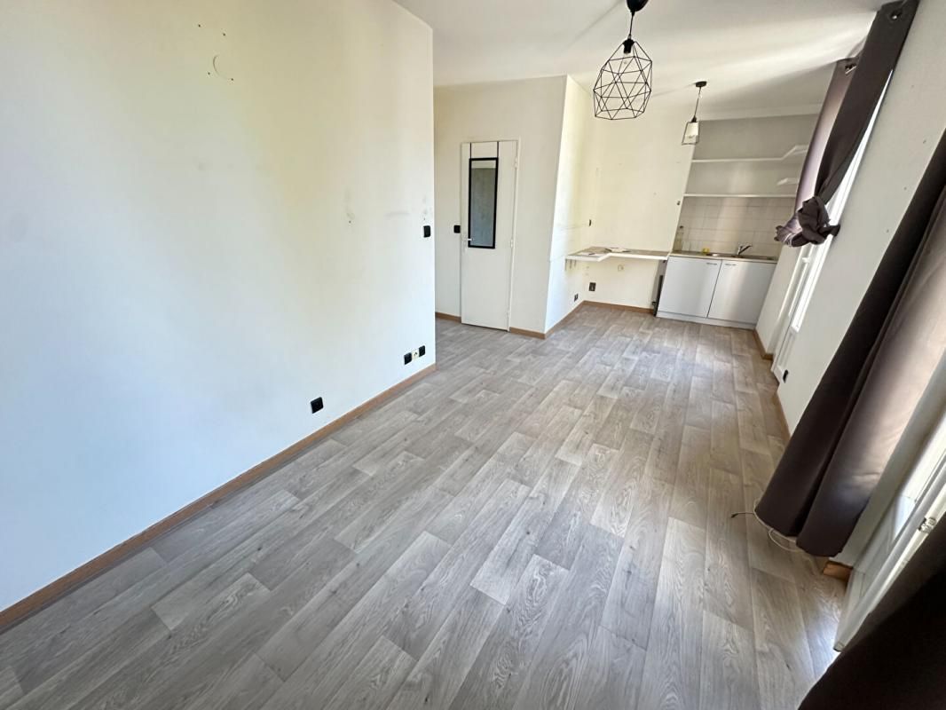 SALON-DE-PROVENCE Studio centre-ville Grans 4