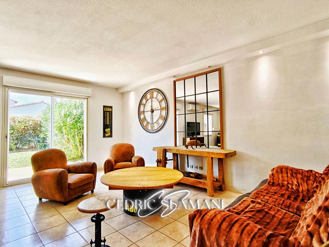 VILLEMOUSTAUSSOU MAISON R+1 80M2, CUISINE, SALON, 2 CHAMBRES, SALLE D'EAU, 1 WC, JARDIN, GARAGE 3
