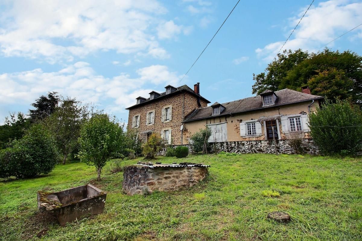 VIGEOIS Maison en pierre début 20ème , dépendances, vue dégagée + terrain arboré 11 500 m² avec 1 puits - Vigeois (19) 1