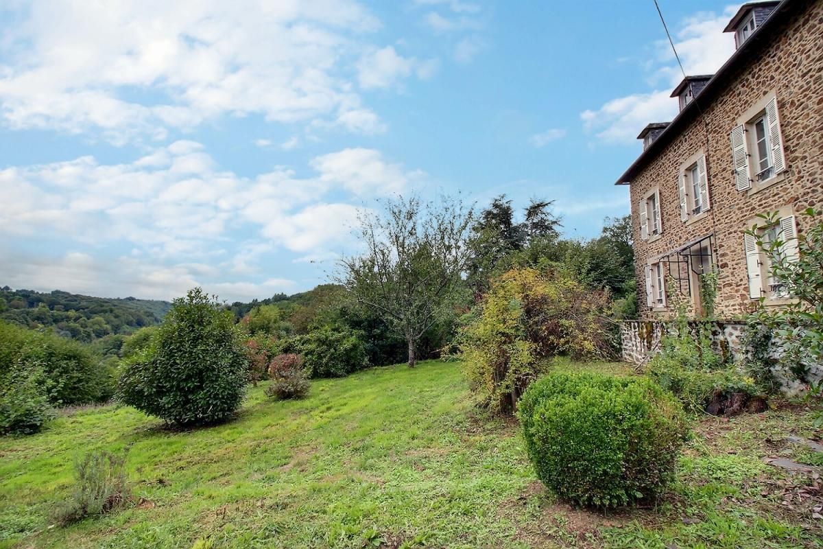 VIGEOIS Maison en pierre début 20ème , dépendances, vue dégagée + terrain arboré 11 500 m² avec 1 puits - Vigeois (19) 2