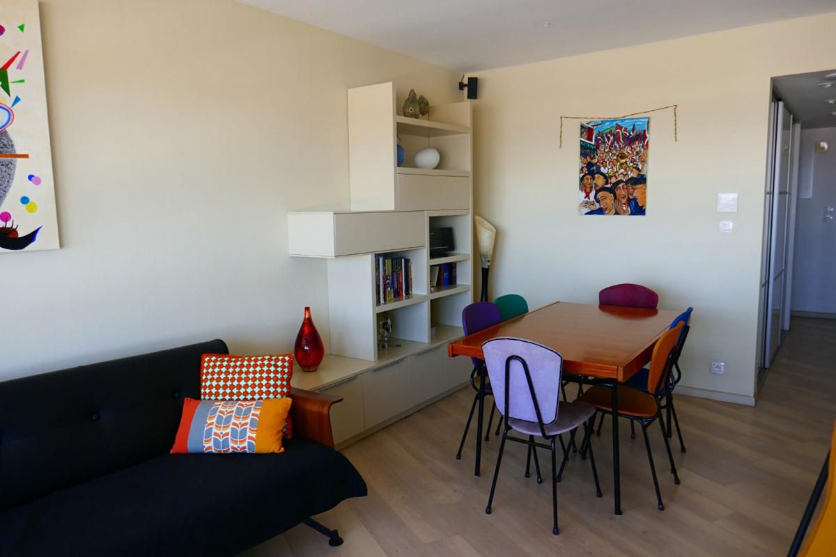 BORDEAUX BORDEAUX MERIADECK  Appartement 4 pièces dernier étage avec  ascenseur  un cellier et parking 2