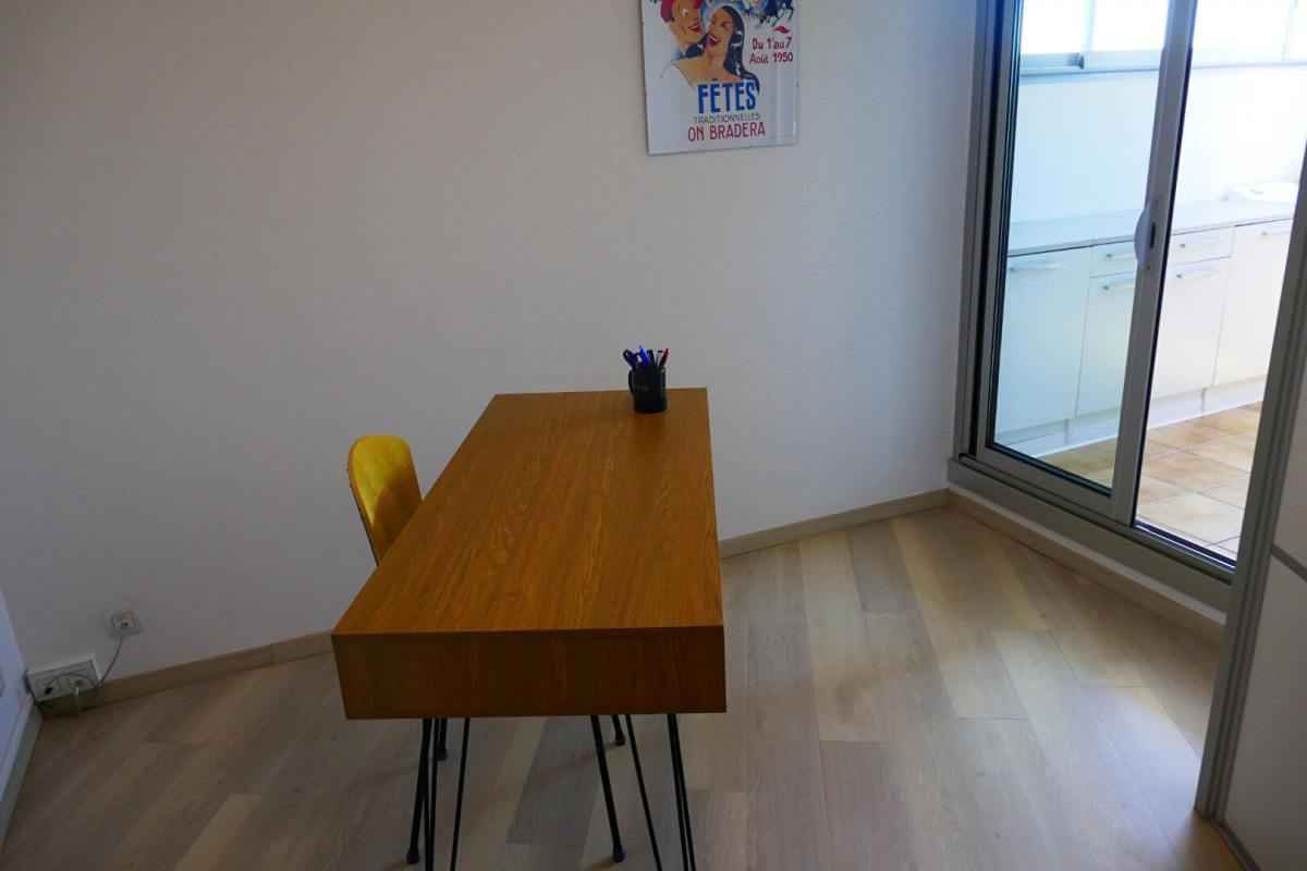 BORDEAUX BORDEAUX MERIADECK  Appartement 4 pièces dernier étage avec  ascenseur  un cellier et parking 4