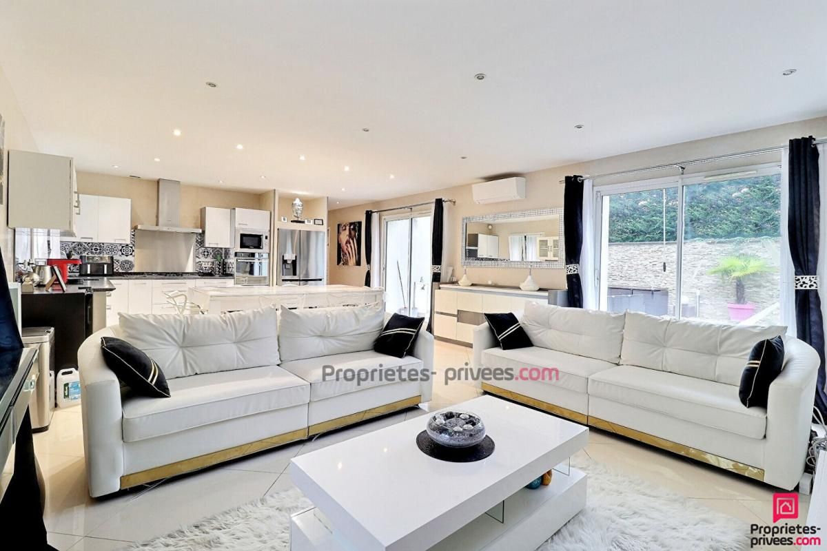 SAINTE-GENEVIEVE-DES-BOIS Maison Sainte-Geneviève-des-Bois 10 pièces 210 m2 2