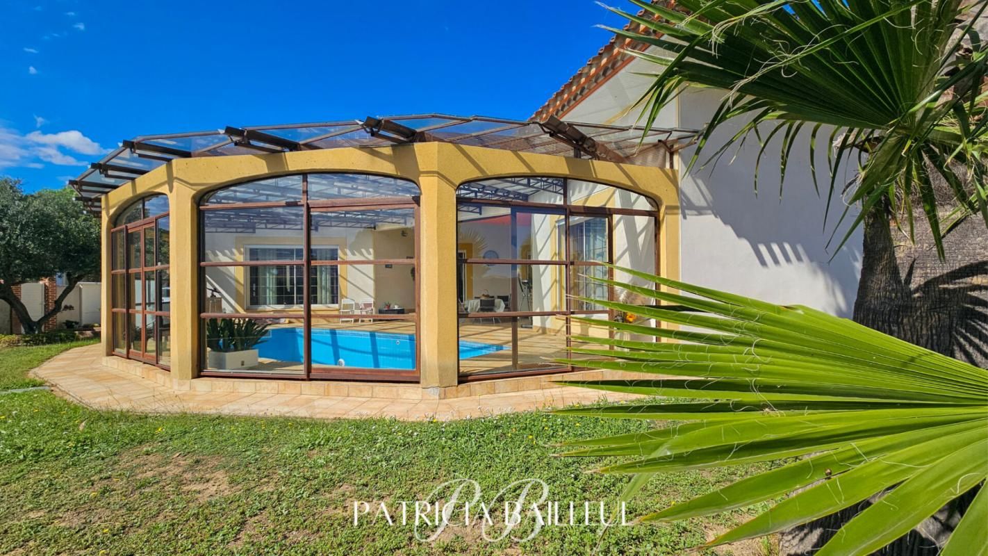 Maison de plain-pied avec piscine couverte et 2 appartements à Alenya
